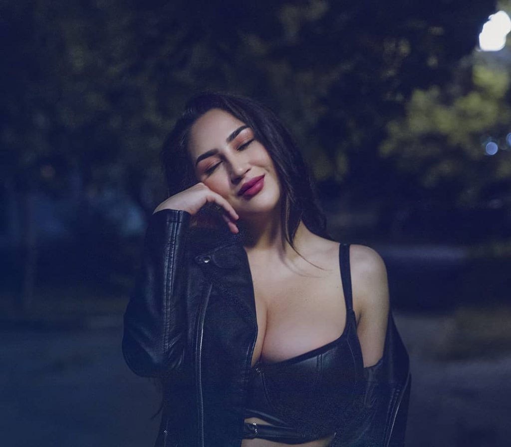 Louisa Khovanski - Huge Boobs Model Nudes - Page 5 of 8 - Fapdungeon