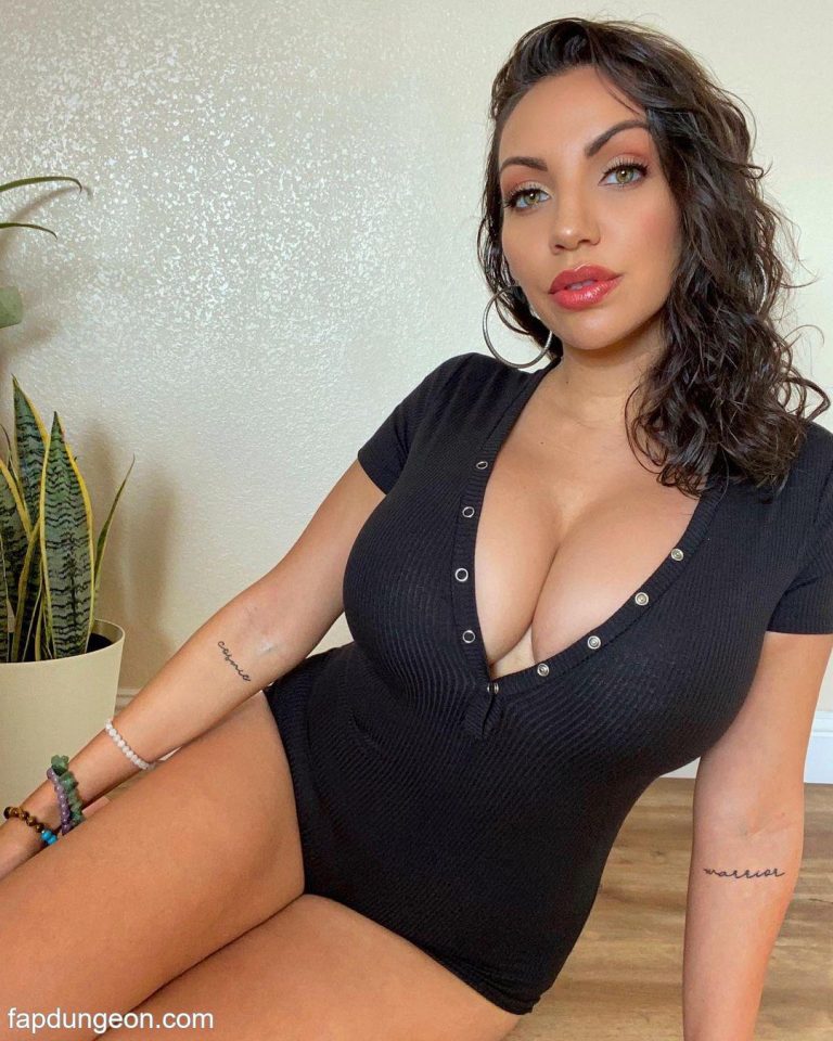 Crueltyfreecurves - Busty Bruntte Cutie - Fapdungeon