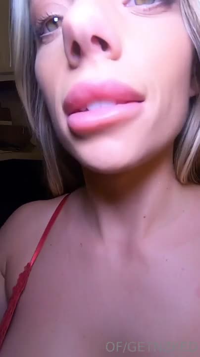 Getnzked Gives A Blowjob While Making Eye Contact