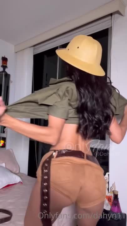 Dahyana Gaitan Fingers Her Juicy Pussy