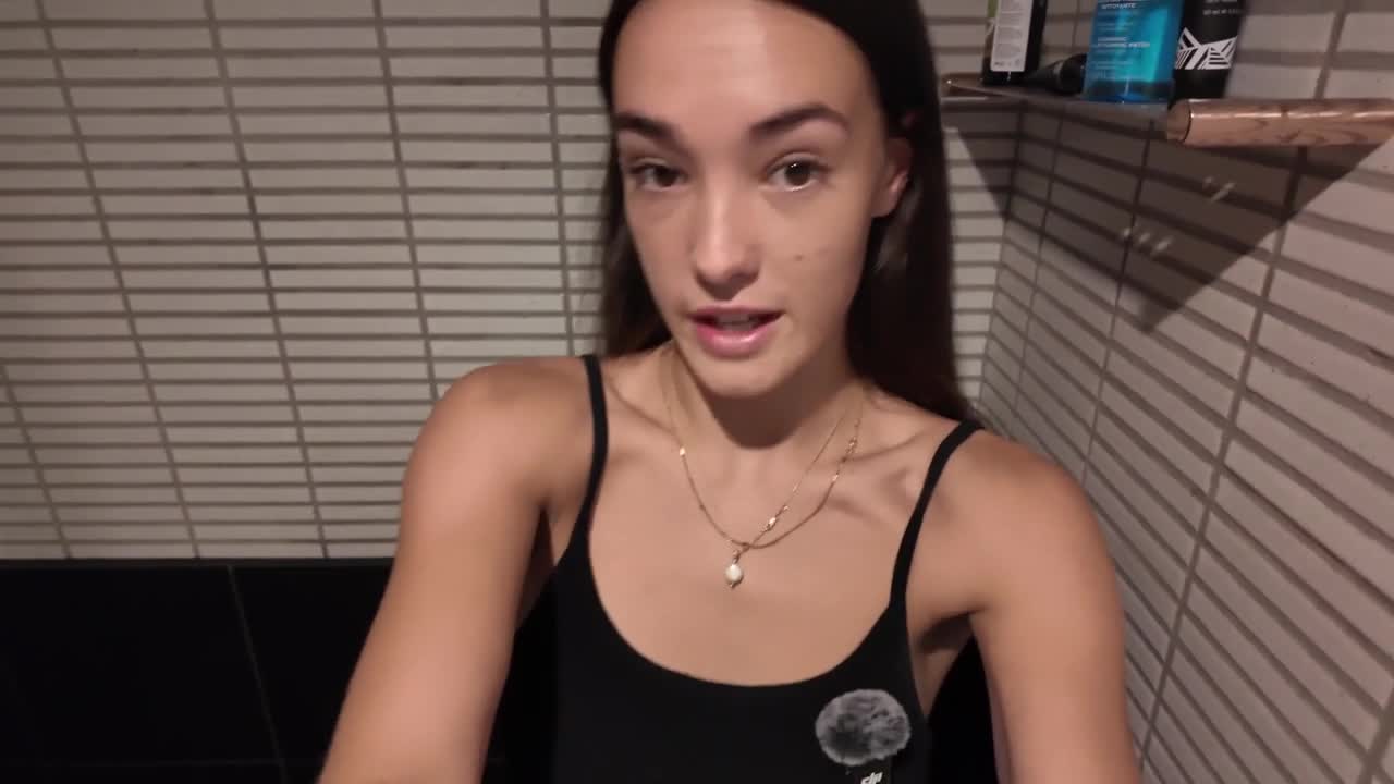 CheekyMZ Tests Her New Camera And Masturbates