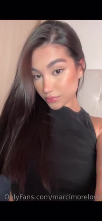 Colombian Marci Moral's Finger Play