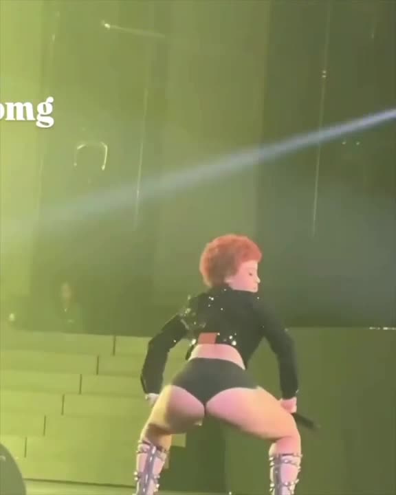 Ice Spice Bounces Her Fat Ass On The Stage