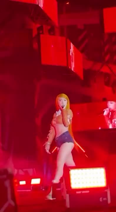 Ice Spice Teases Her Fat Ass In Concert