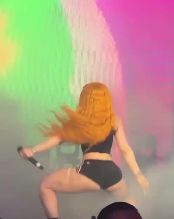 Ice Spice Twerks In Front Of The Crowd