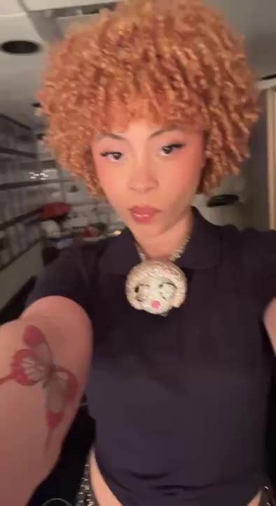 Ice Spice Wiggles Her Butt In Sexy Shorts